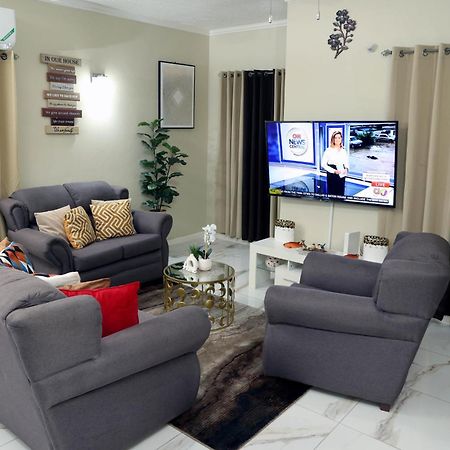 Spacious Luxury 3 Bed Rooms In Kingston Exterior photo