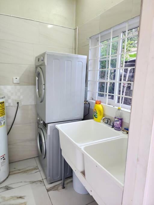 Spacious Luxury 3 Bed Rooms In Kingston Exterior photo