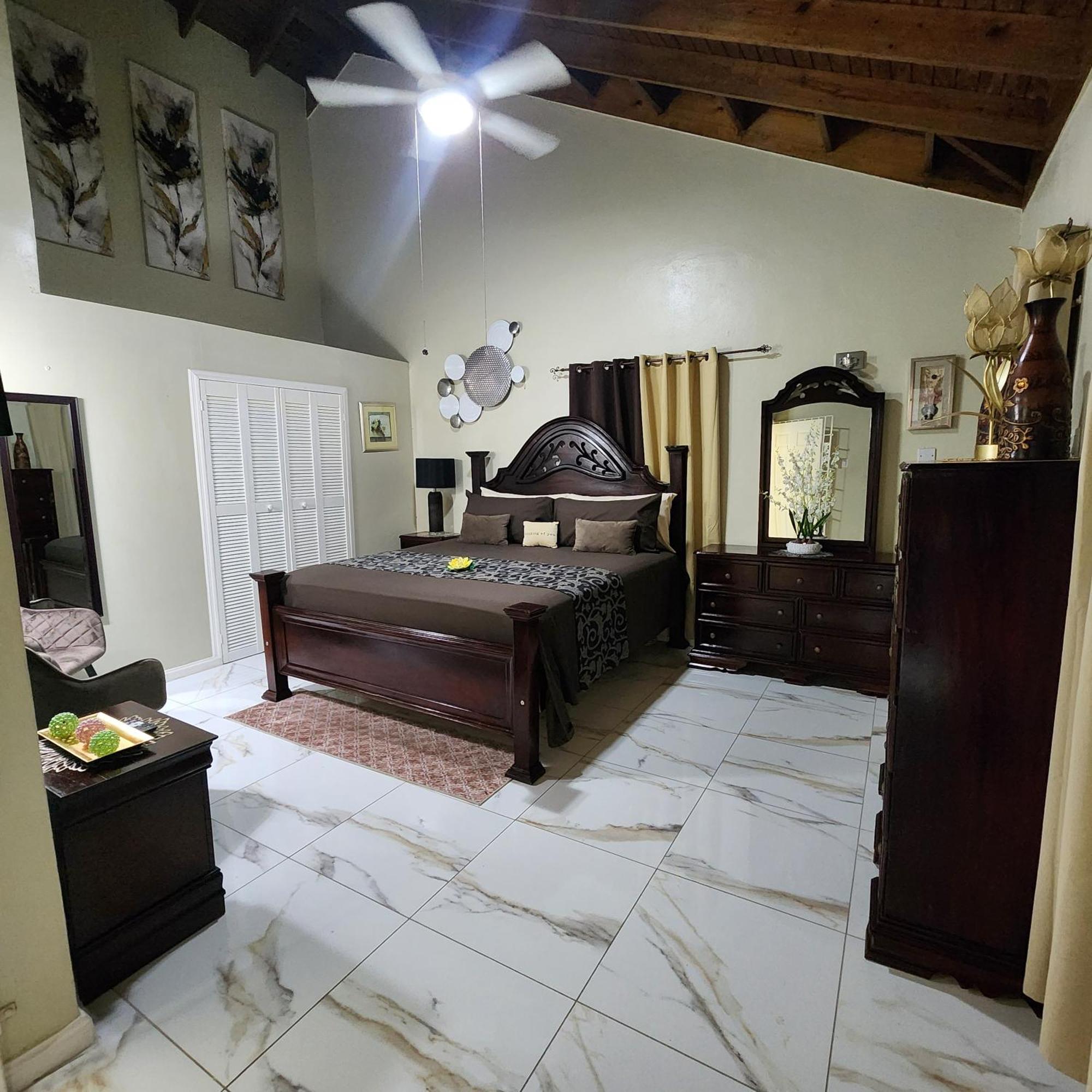 Spacious Luxury 3 Bed Rooms In Kingston Exterior photo