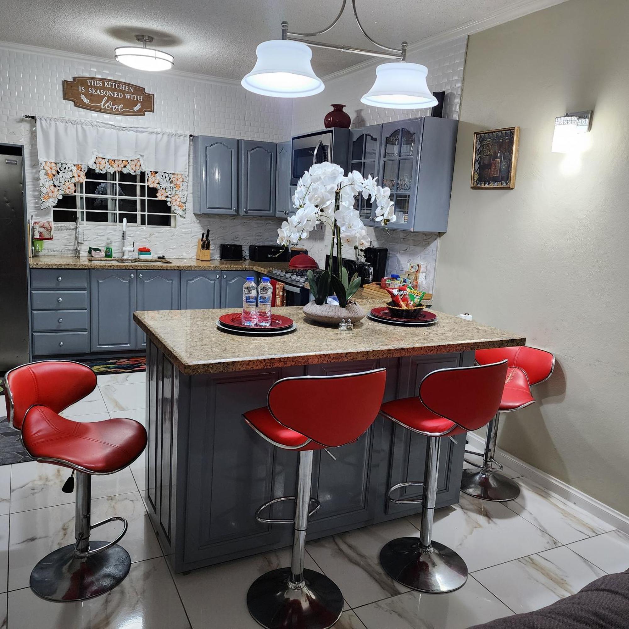 Spacious Luxury 3 Bed Rooms In Kingston Exterior photo