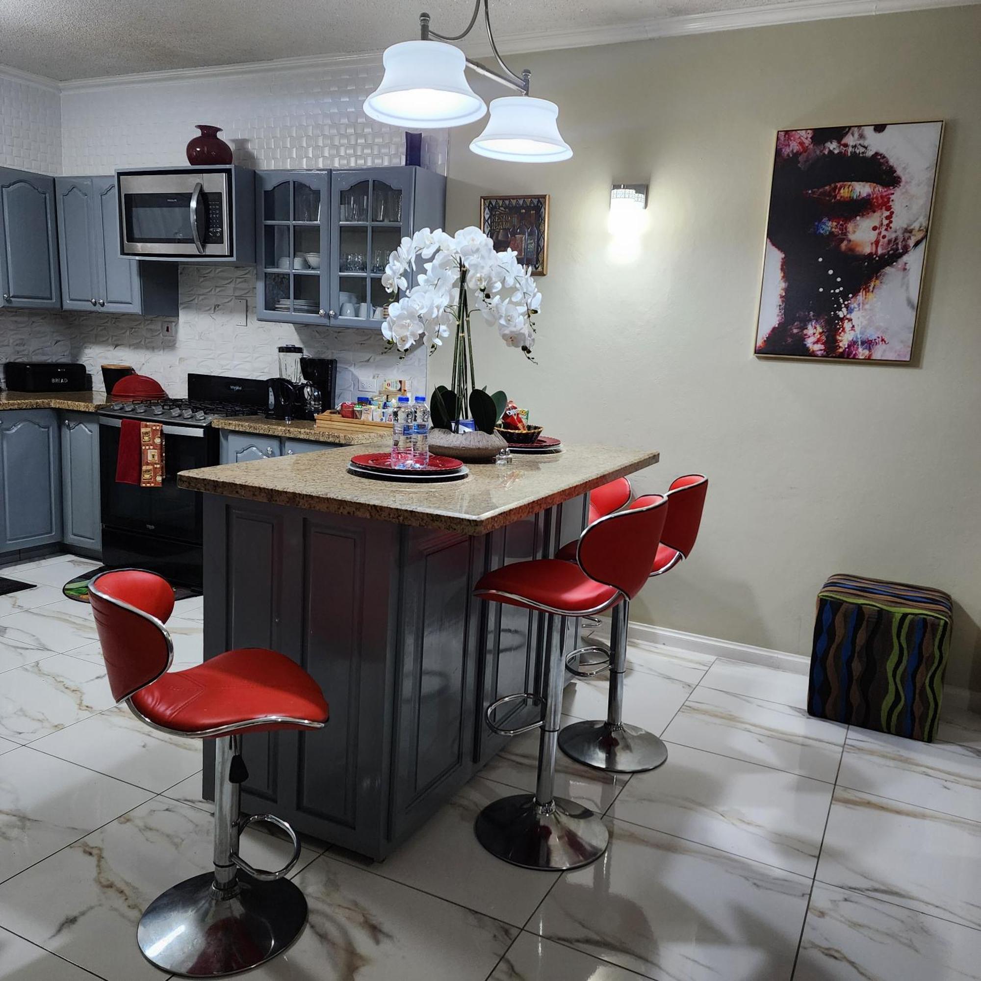 Spacious Luxury 3 Bed Rooms In Kingston Exterior photo