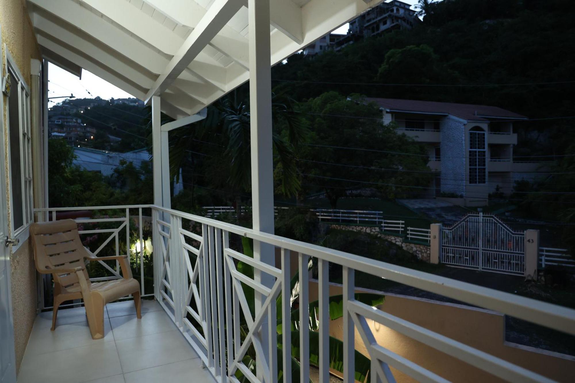 Spacious Luxury 3 Bed Rooms In Kingston Exterior photo