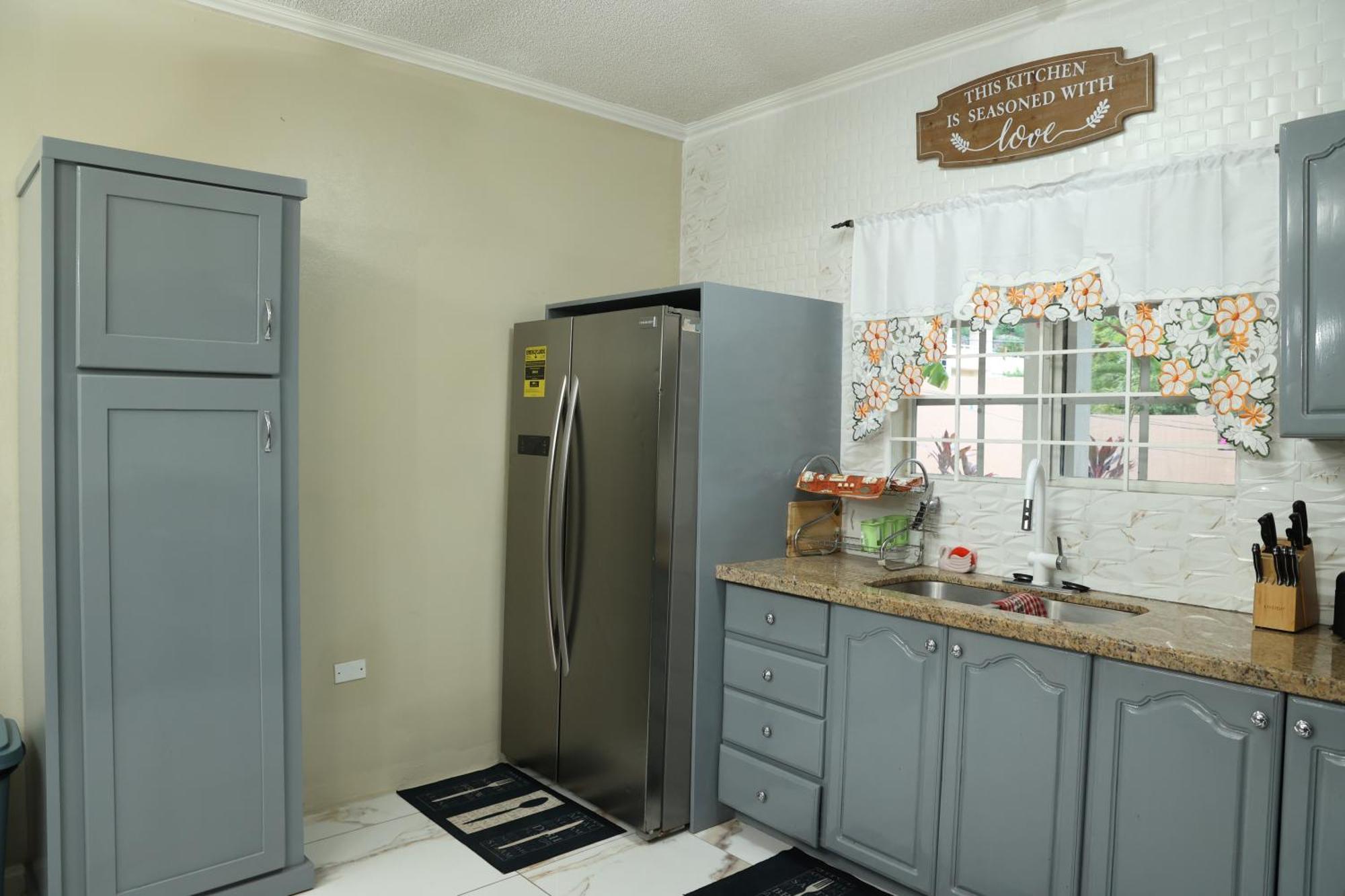Spacious Luxury 3 Bed Rooms In Kingston Exterior photo
