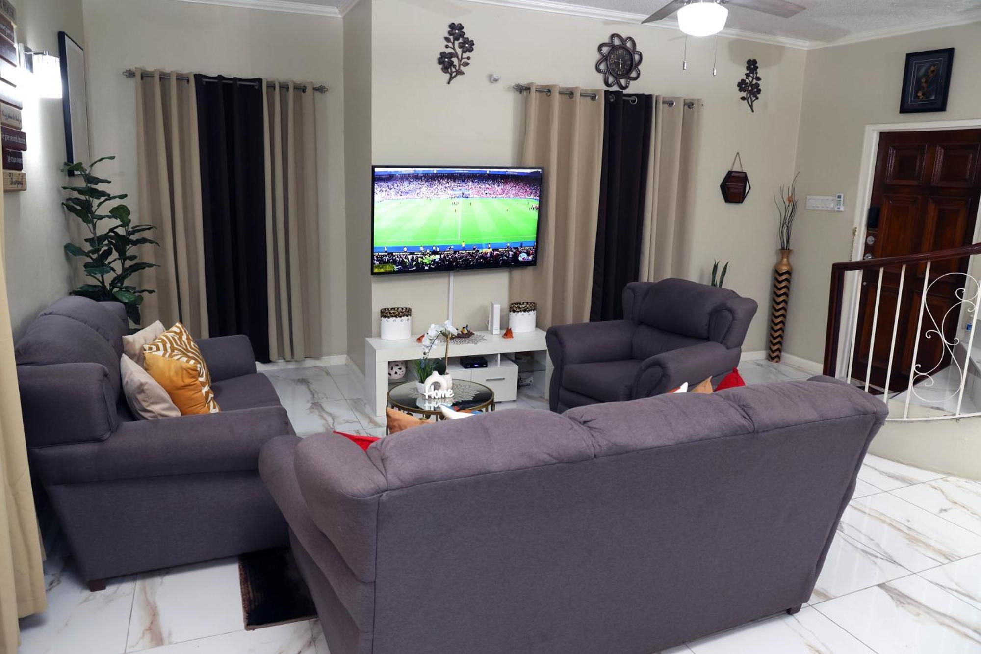 Spacious Luxury 3 Bed Rooms In Kingston Exterior photo