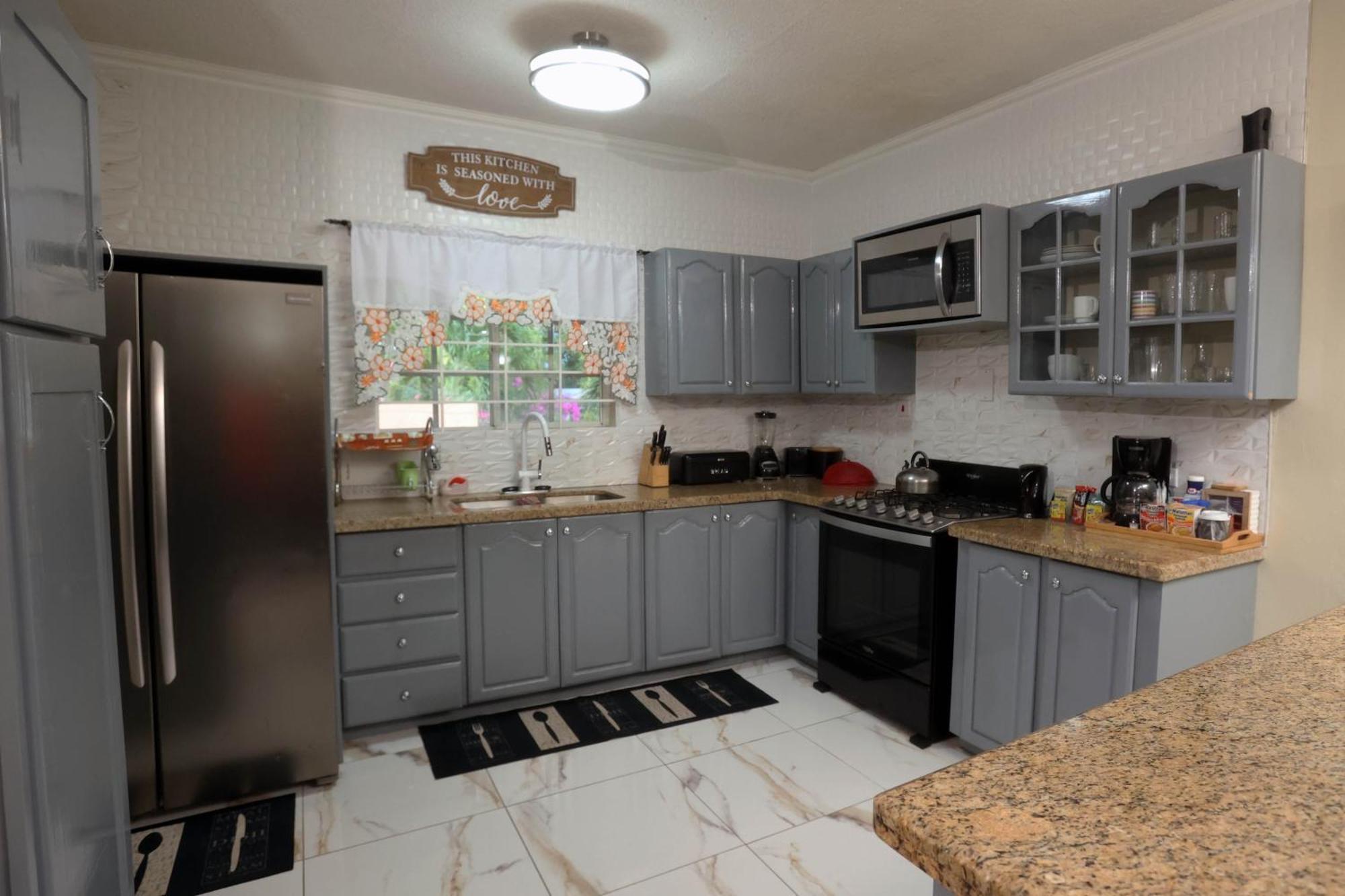 Spacious Luxury 3 Bed Rooms In Kingston Exterior photo
